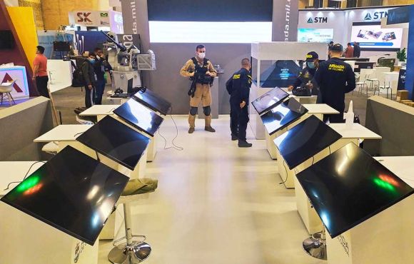 Tótem holográfico y monitores industriales